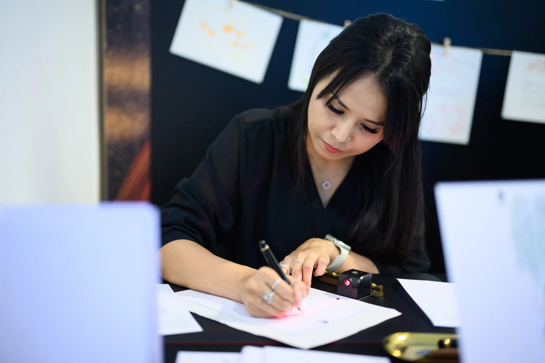 Jessy creating personalised work at a live luxury event